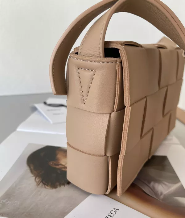 Affordable BOTTEGA VENETA CASSETTE 0121