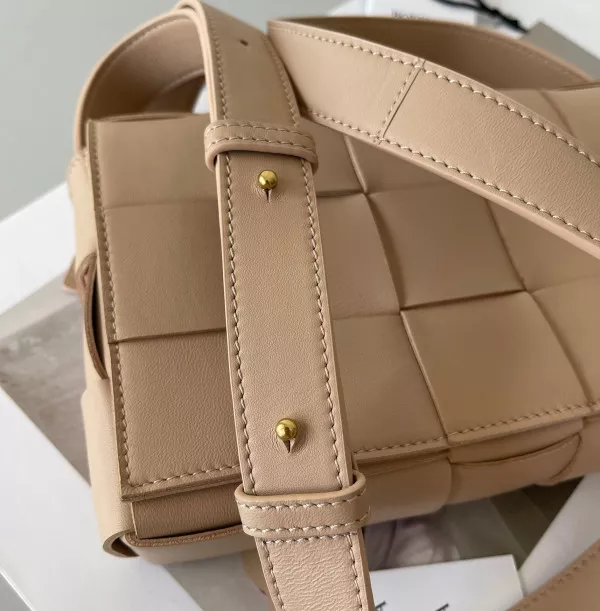 Affordable BOTTEGA VENETA CASSETTE 0121